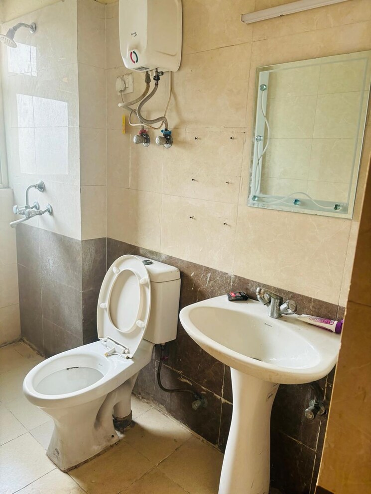 Bathroom, aims-golf-city 2.5 Bedroom 1150 Sq.Ft. Apartment In Sector 75 Noida 8597981
