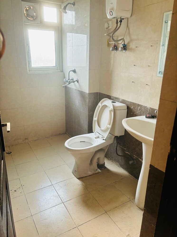 Bathroom, aims-golf-city 2.5 Bedroom 1150 Sq.Ft. Apartment In Sector 75 Noida 8597981