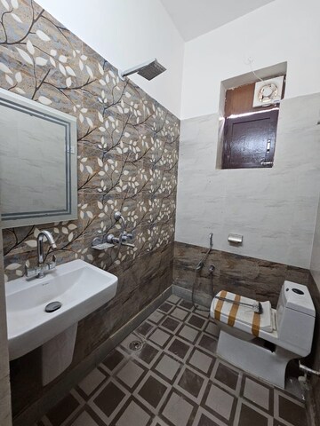 Master Bedroom in 2 BHK Independent House at Ansal Plaza Sector-23, Sector 23 – for Rent