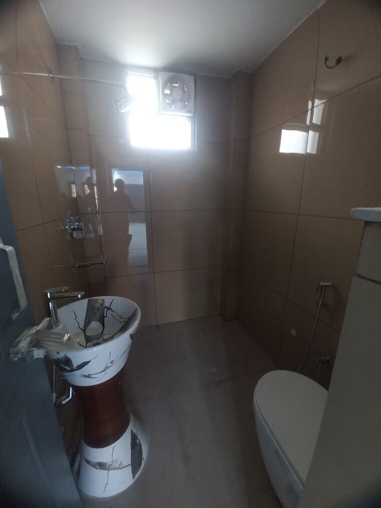 Bathroom, dlf-richmond-park 2 Bedroom 1420 Sq.Ft. Apartment In Sector 43 Gurgaon 8598161