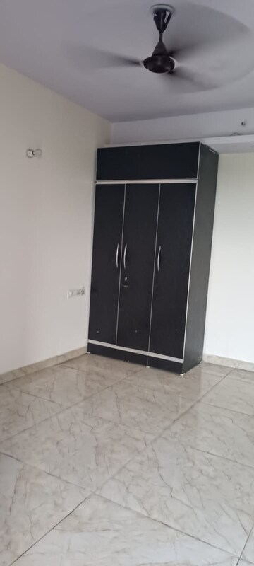 Room in 3 BHK Apartment at GH-7 Crossings Republik, Vijay Nagar – for Rent