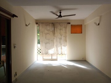 Room in 2 BHK Apartment at DLF Silver Oaks, Sector 26 – for Rent