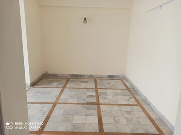 Room in 2 BHK Apartment at DLF Silver Oaks, Sector 26 – for Rent