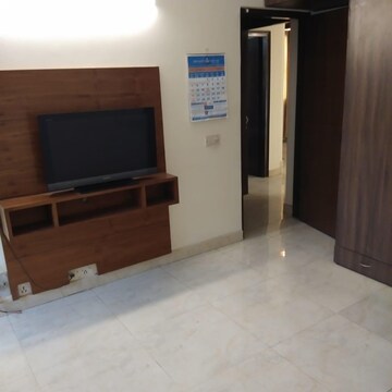 Room in 2 BHK Apartment at DLF Silver Oaks, Sector 26 – for Rent