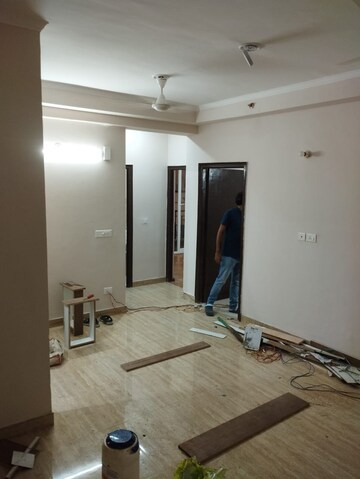 Room in 3 BHK Apartment at Amrapali Golf Homes, Sector 4 Greater Noida – for Rent