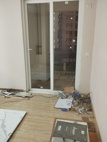 Room in 3 BHK Apartment at Amrapali Golf Homes, Sector 4 Greater Noida – for Rent