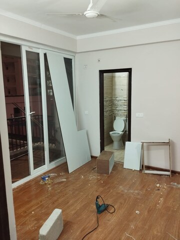 Room in 3 BHK Apartment at Amrapali Golf Homes, Sector 4 Greater Noida – for Rent