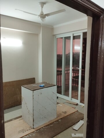 Room in 3 BHK Apartment at Amrapali Golf Homes, Sector 4 Greater Noida – for Rent
