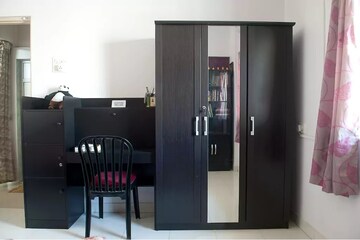 Room in 2 BHK Apartment at Premier Kailash Tower, Powai – for Rent