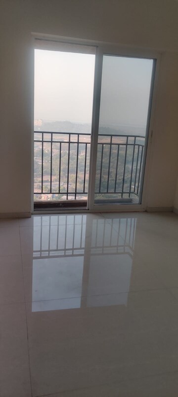 Room in 2.5 BHK Apartment at Vijay Orovia, Ghodbunder Road – for Sale