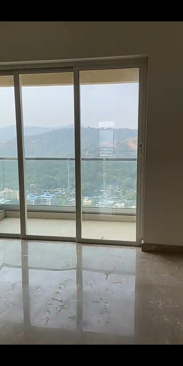 Room in 4 BHK Apartment at Sheth Montana, Mulund West – for Sale