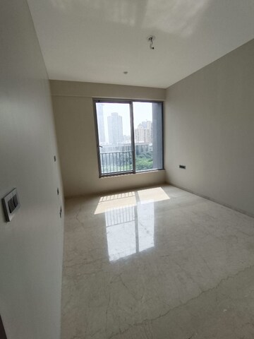 Room in 4 BHK Apartment at Oberoi Enigma, Mulund West – for Sale