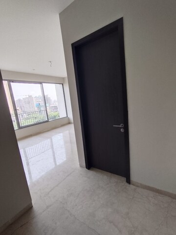 Room in 4 BHK Apartment at Oberoi Enigma, Mulund West – for Sale