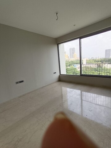 Room in 4 BHK Apartment at Oberoi Enigma, Mulund West – for Sale