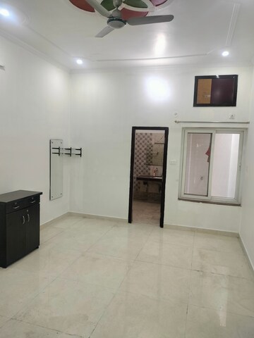 Room in 3 BHK Builder Floor at Gomti Nagar – for Rent