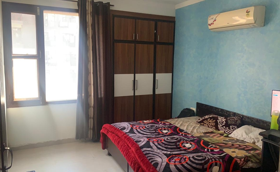 5 BHK + Servant Room Apartment For Rent in Maya Garden City