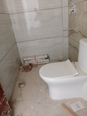 Bathroom in 1.5 BHK Builder Floor at Sector 18 – for Rent