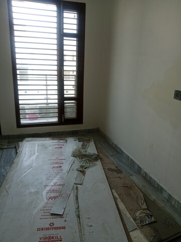 Room in 1.5 BHK Builder Floor at Sector 18 – for Rent