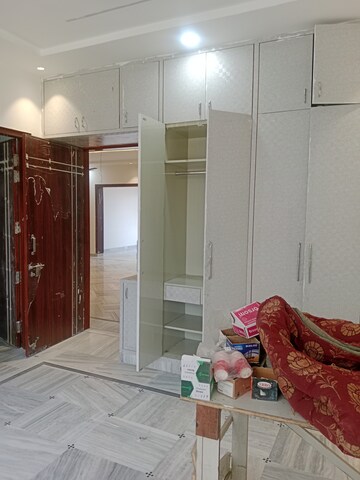 Room in 3 BHK Builder Floor at Sector 18 – for Rent