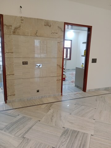 Room in 3 BHK Builder Floor at Sector 18 – for Rent