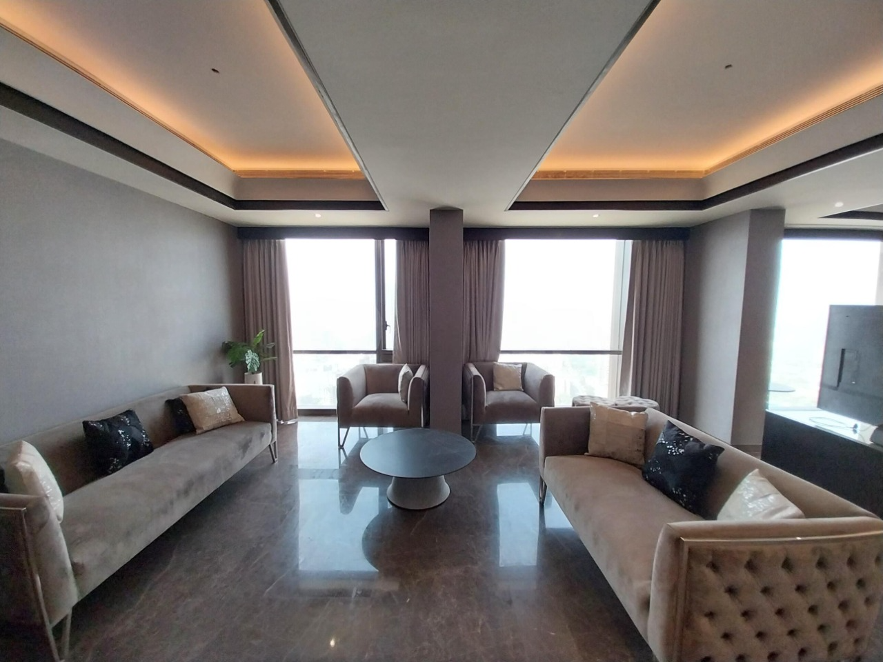 5 BHK + Servant Room Apartment For Rent in Lodha Trump Tower