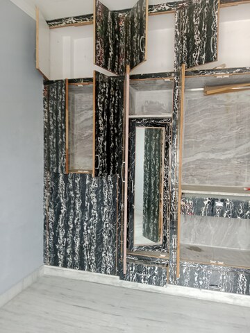 Room in 3 BHK Builder Floor at Sector 18 – for Rent
