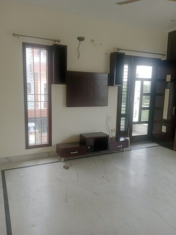 Room in 3 BHK Builder Floor at Sector 18 – for Rent