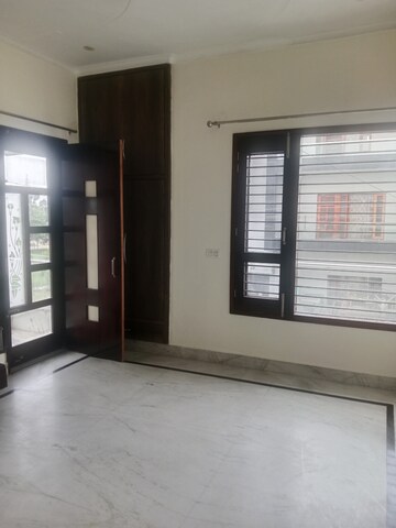 Room in 3 BHK Builder Floor at Sector 18 – for Rent