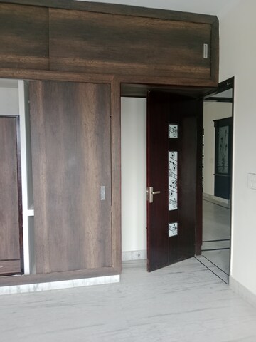 Room in 3 BHK Builder Floor at Sector 18 – for Rent