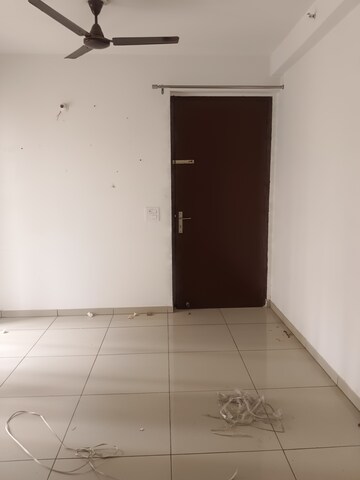 Room in 2 BHK Apartment at Gulshan Bellina, Sector 16 Greater Noida – for Rent