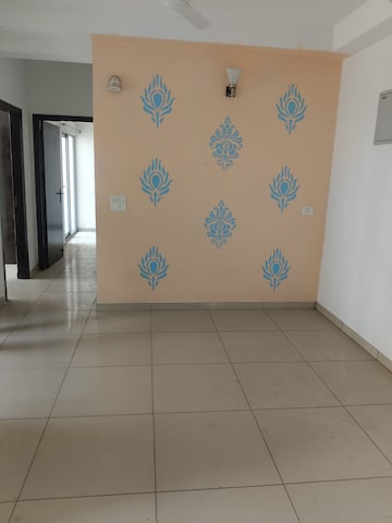 Room in 3 BHK Apartment at Gulshan Bellina, Sector 16 Greater Noida – for Rent