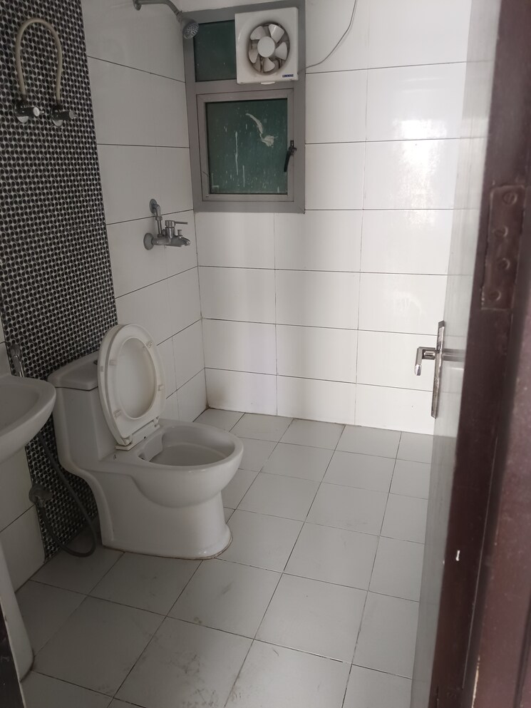 Bathroom, gulshan-bellina 3 Bedroom 1495 Sq.Ft. Apartment In Sector 16 Greater Noida Greater Noida 8601148