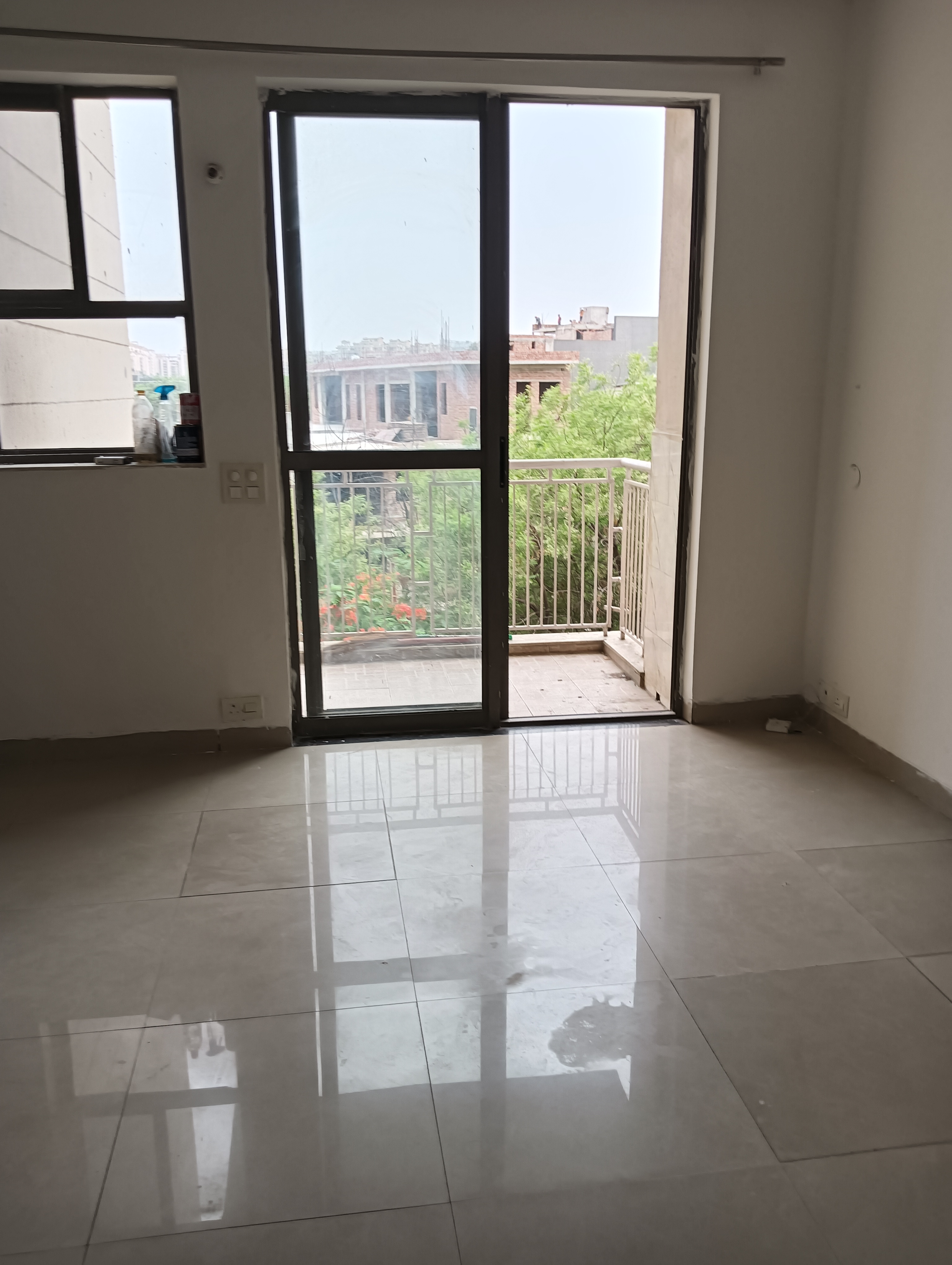 3 BHK + Servant Room 1355 Sq.Ft. Apartment in Unitech Uniworld Gardens 2