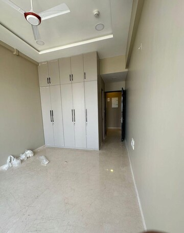 Room in 4 BHK Apartment at Kohinoor Square Altissimo, Dadar West – for Rent