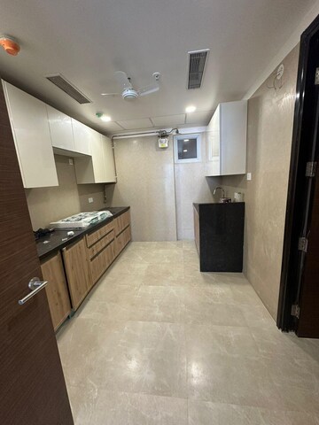 Room in 4 BHK Apartment at Kohinoor Square Altissimo, Dadar West – for Rent