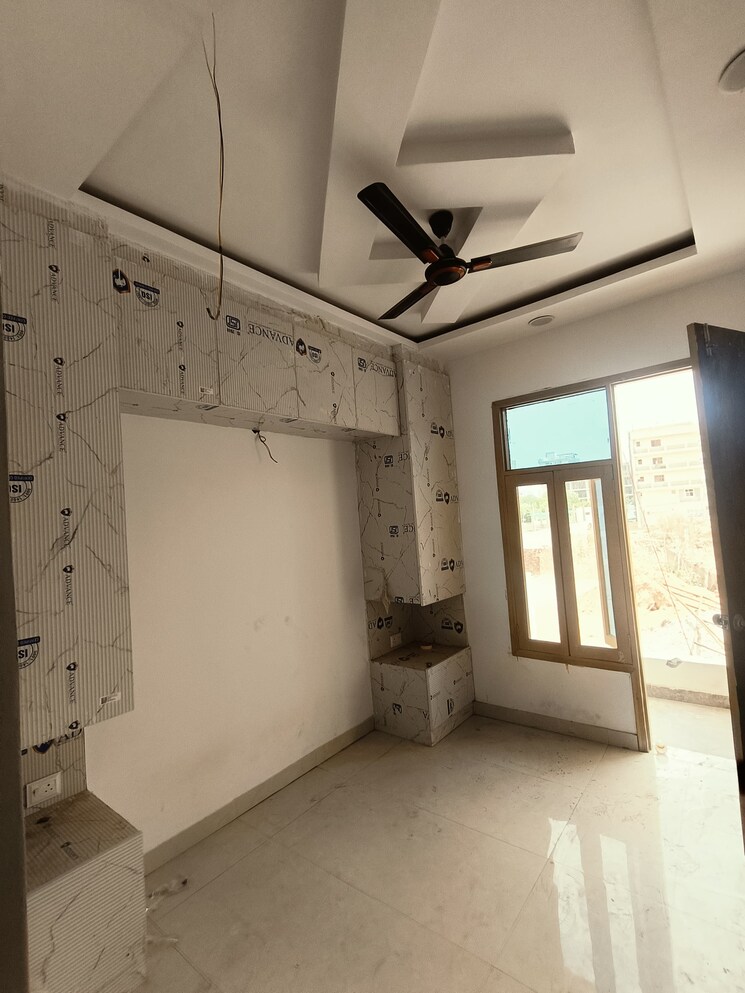 Room, sector 73 1 Bedroom 650 Sq.Ft. Builder Floor In Sector 73 Noida 8601516