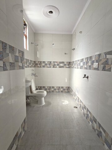 Bathroom in 1 BHK Builder Floor at Sector 40 – for Rent
