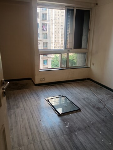 Room in 2 BHK Apartment at Hiranandani Estate Valentina, Ghodbunder Road – for Rent