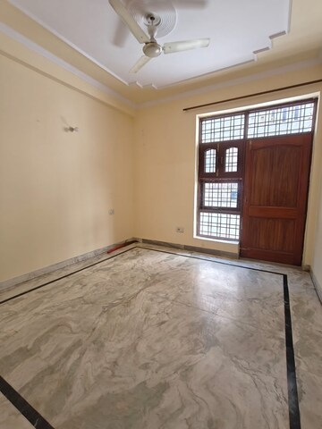 Room in 3 BHK Builder Floor at Sector 40 – for Rent