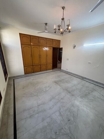 Room in 3 BHK Builder Floor at Sector 40 – for Rent