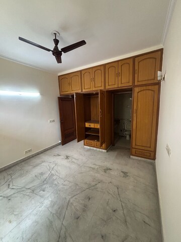 Room in 3 BHK Builder Floor at Sector 40 – for Rent