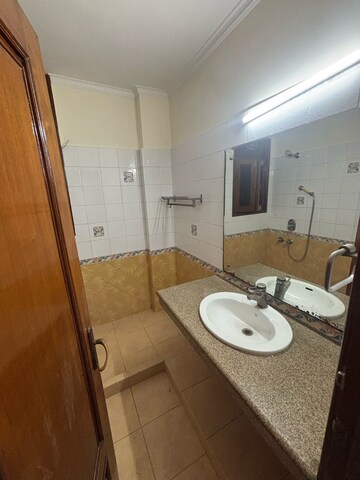 Master Bedroom in 3 BHK Builder Floor at Sector 40 – for Rent