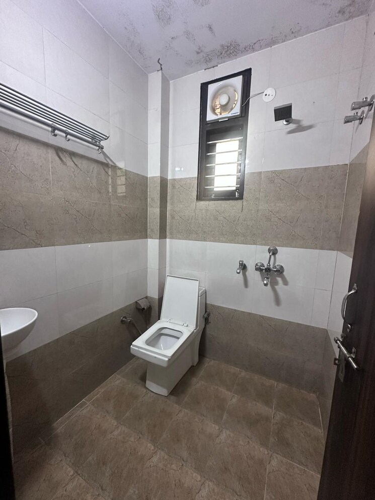 Bathroom, ansal-sushant-lok-i 3 Bedroom 204 Sq.Yd. Builder Floor In Sector 43 Gurgaon 8601566