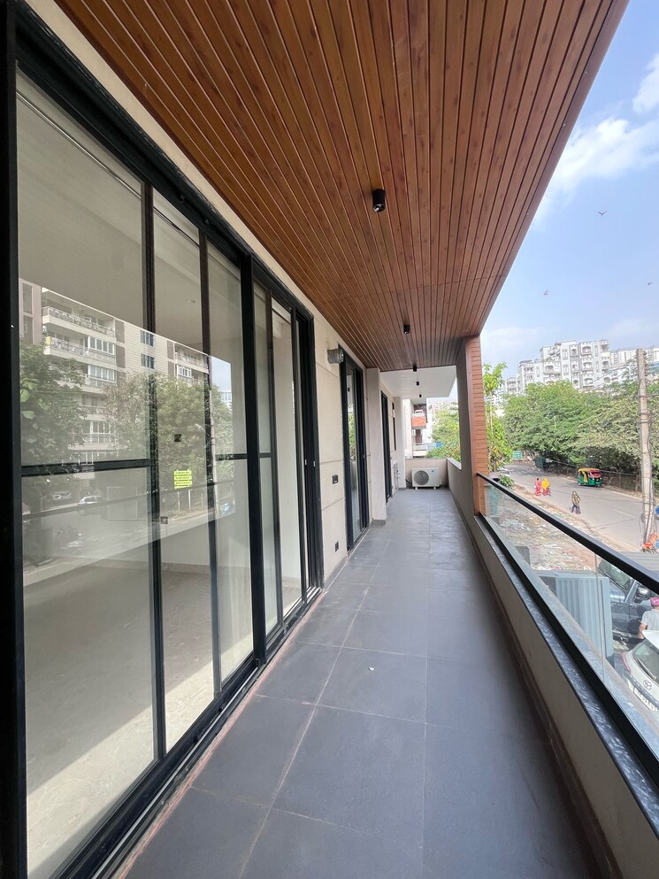 Balcony, nirvana-courtyard 4 Bedroom 360 Sq.Yd. Builder Floor In Sector 50 Gurgaon 8601572