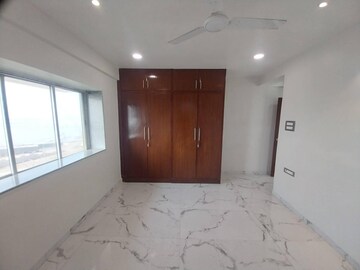 Room in 3 BHK Apartment at Sagar Tarang Worli, Worli – for Rent