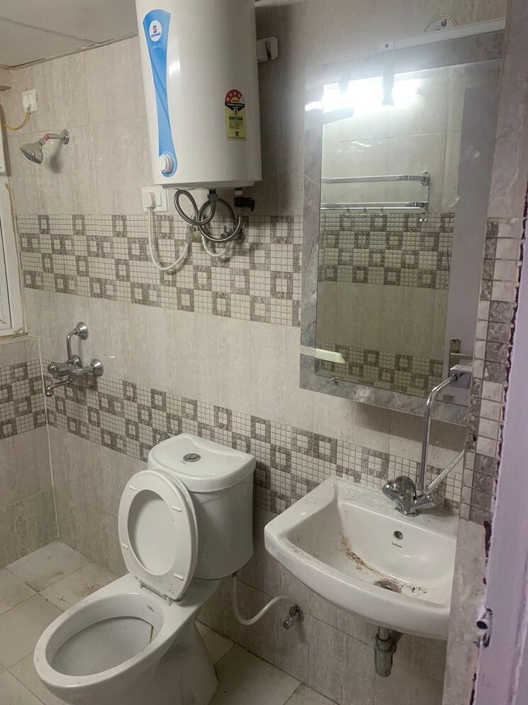 Bathroom, amrapali-leisure-park 3 Bedroom 1450 Sq.Ft. Apartment In Amrapali Leisure Valley Greater Noida 8601586