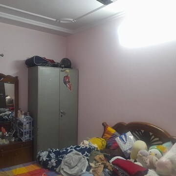 Bedroom in 3.5 BHK Apartment at Mayur Vihar – for Rent