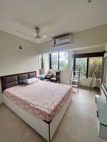 Bedroom in 2 BHK Apartment at Andheri West – for Rent