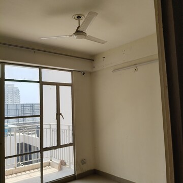 Room in 2 BHK Apartment at Suncity Avenue 102, Sector 102 – for Rent