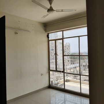 Room in 2 BHK Apartment at Suncity Avenue 102, Sector 102 – for Rent